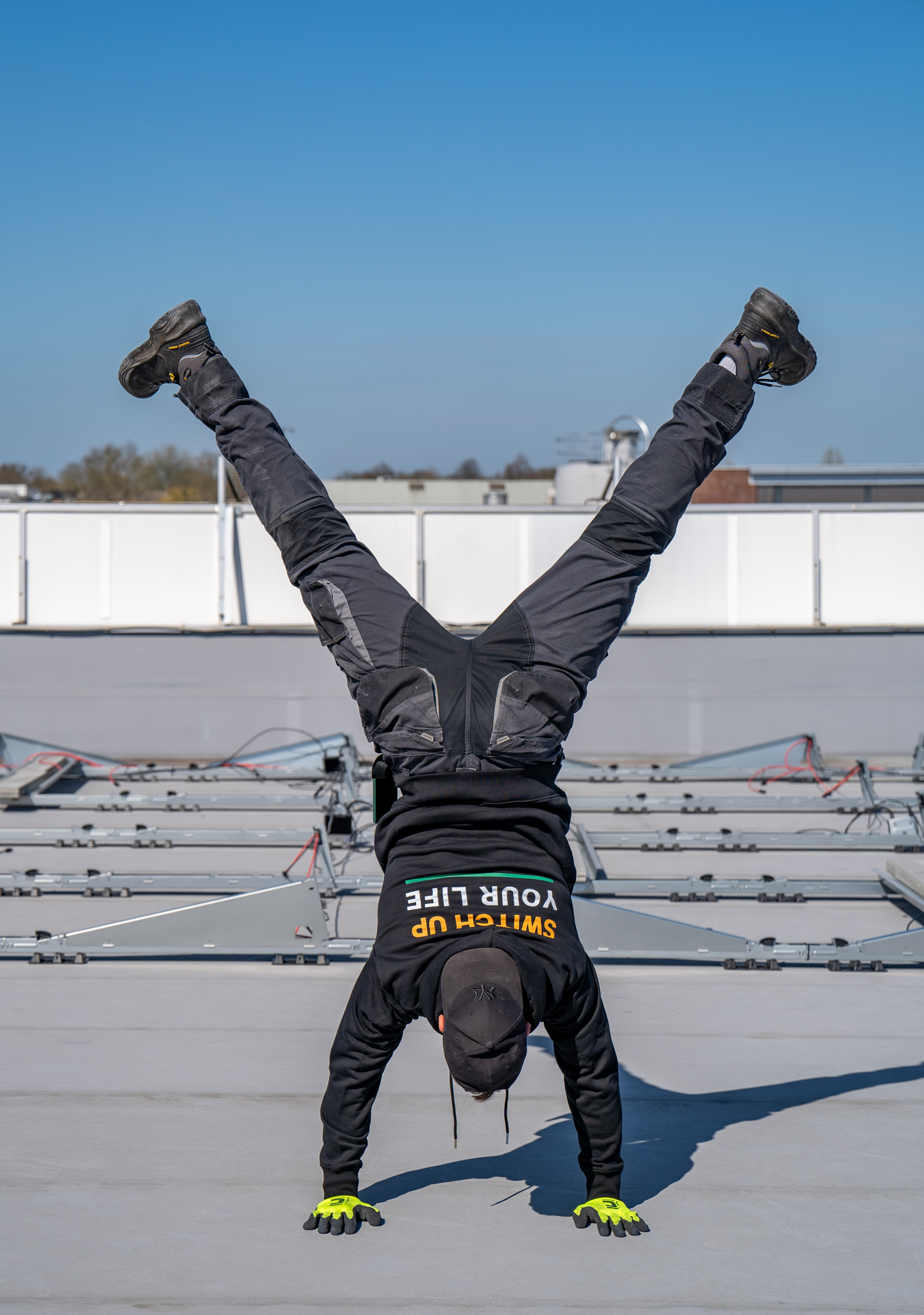 Monteur doet een handstand.